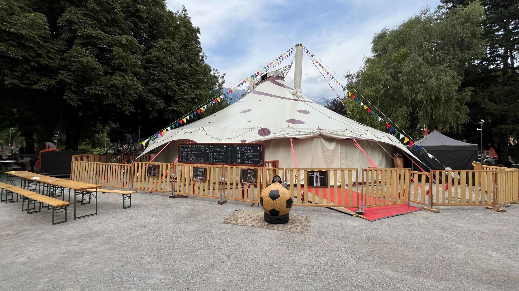 Holz-Bauzaun als Besucherlenkung beim Krapoldi Festival in Innsbruck