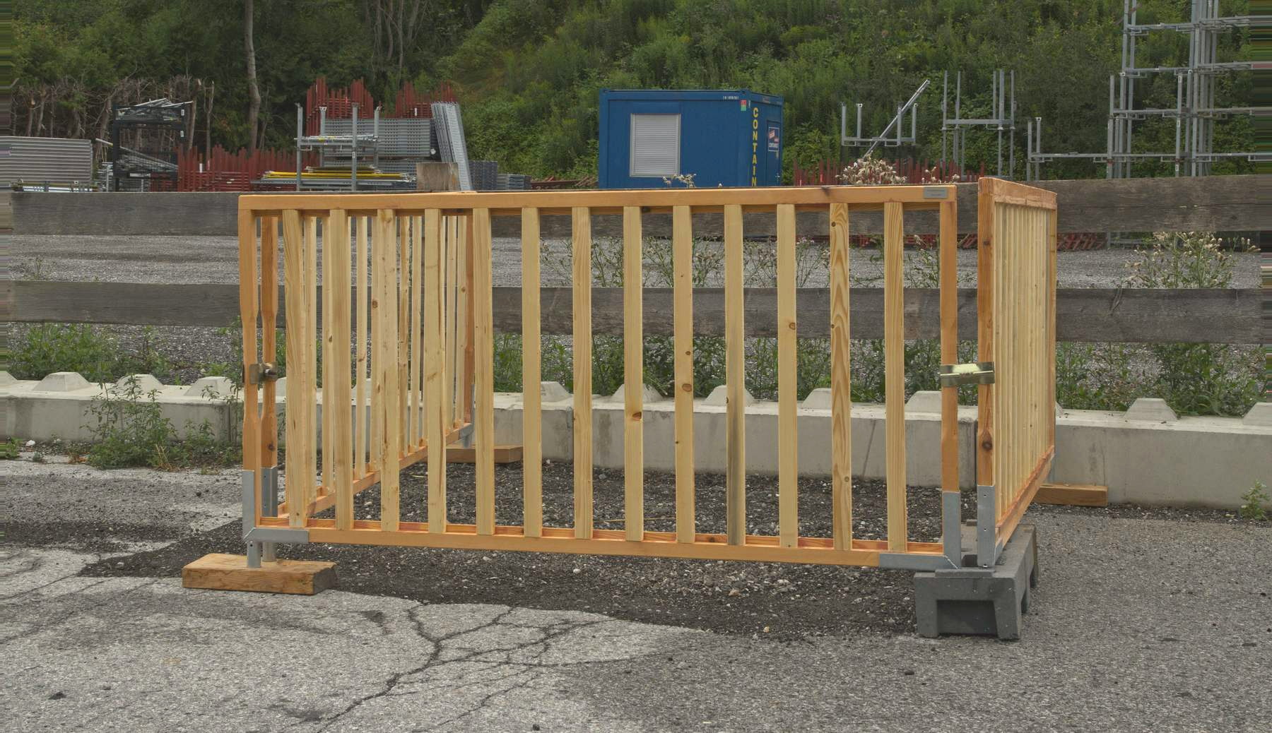 Holz-Bauzaun in Eckaufstellung, Rundrohre in handelsüblichen Betonfüßen